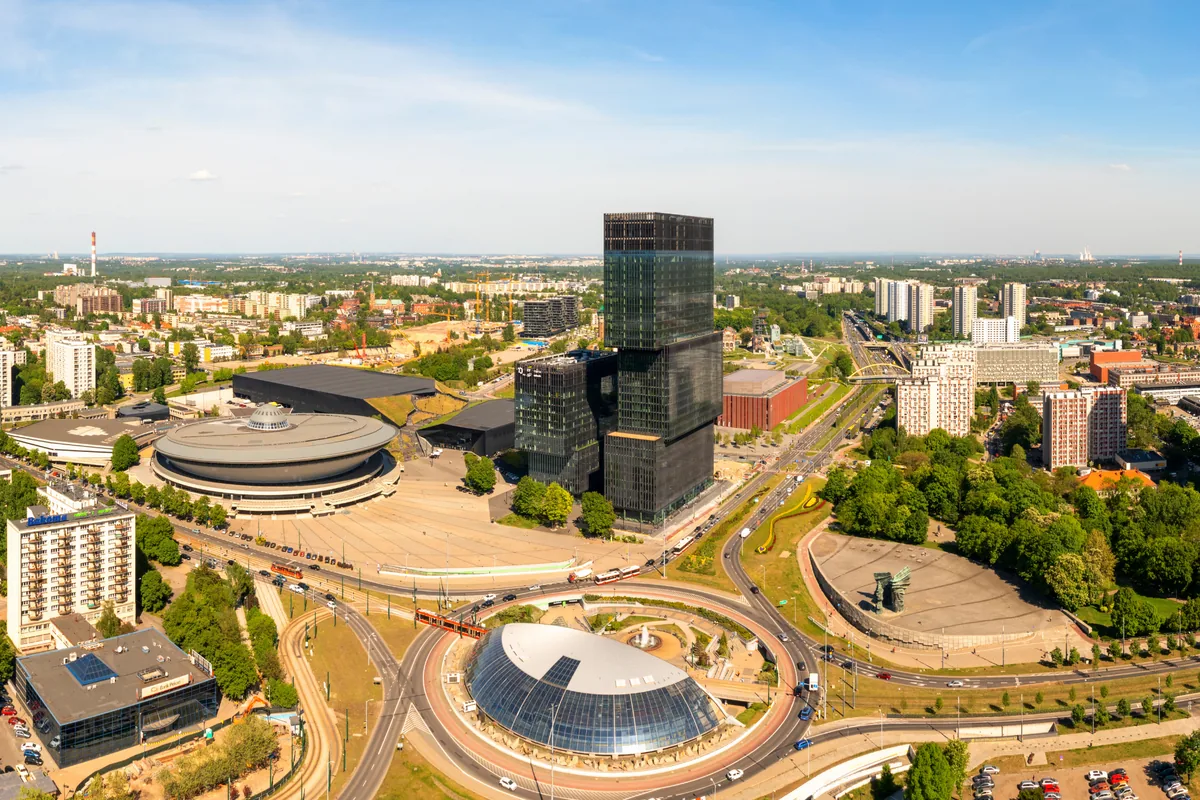 Centrum Katowic z lotu ptaka: Spodek i wieżowce biurowe