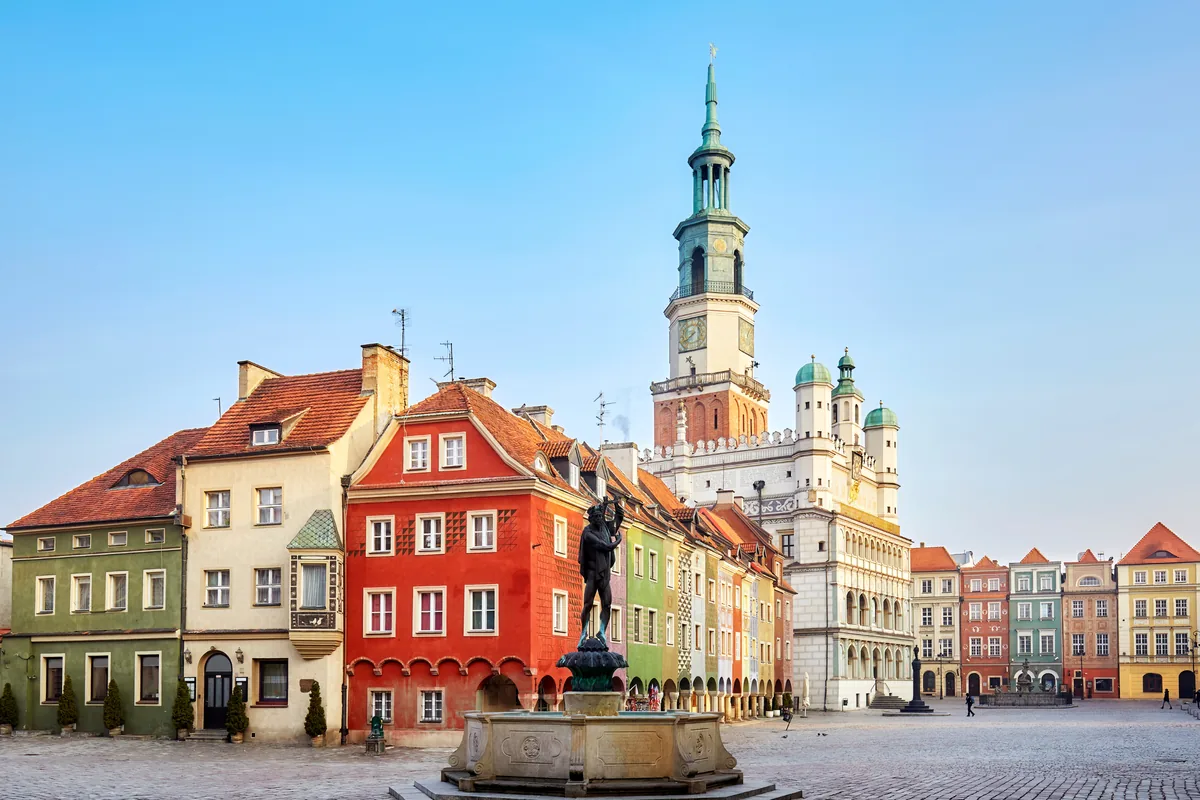 Stary Rynek w Poznaniu z ratuszem i kamienicami