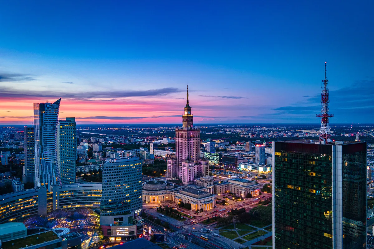 Panorama Warszawy o zmierzchu z Pałacem Kultury i wieżowcami ścisłego centrum