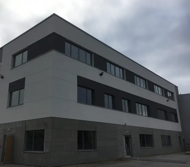 Łopuszańska 37 — zdjęcie budynku