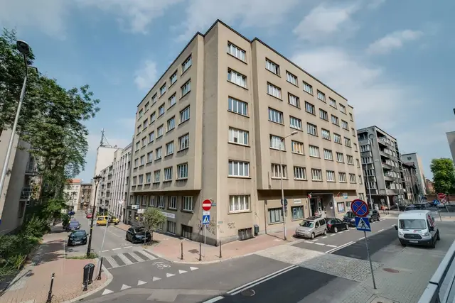 Biura Dąbrowskiego 22 — zdjęcie budynku