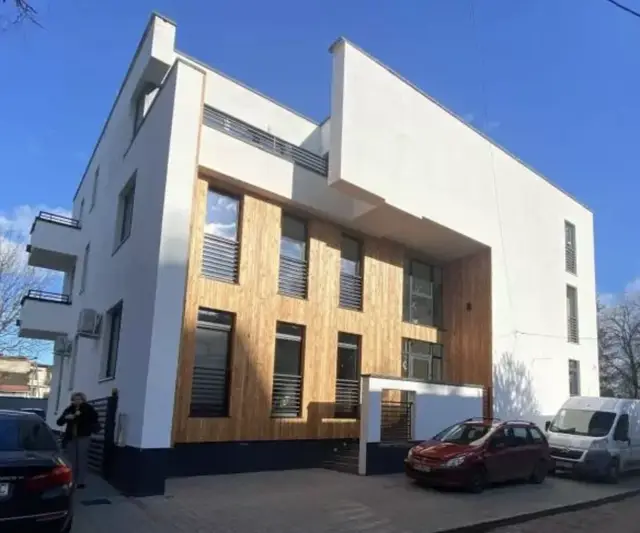Jastrzębia 24 — zdjęcie budynku