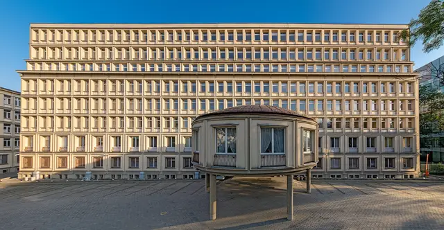 Biurowiec Nafta — zdjęcie budynku