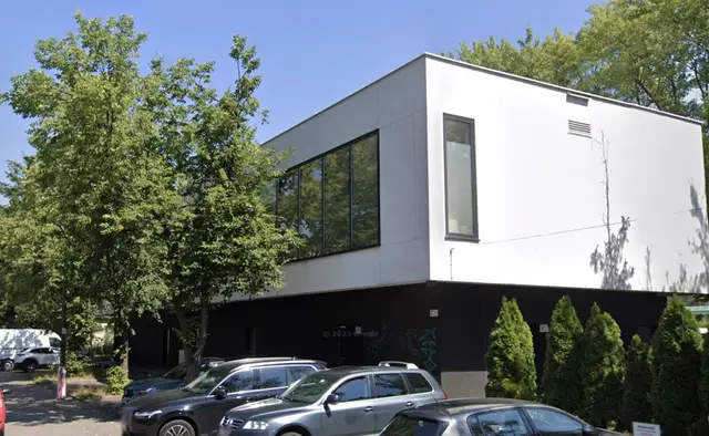 Puławska 320 — zdjęcie budynku