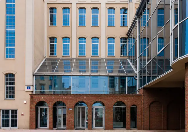 Dowborczyków 8 — zdjęcie budynku