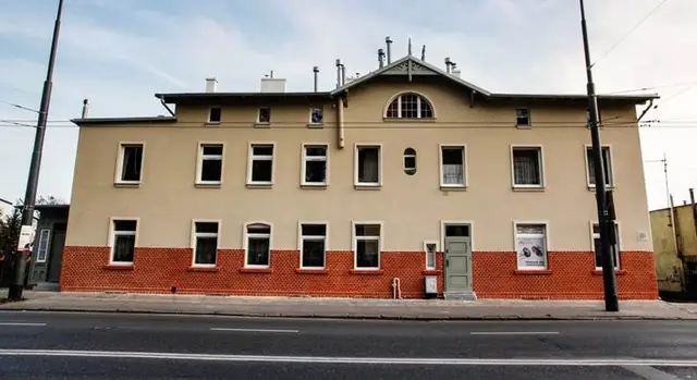 Aleja Niepodległości 741 — zdjęcie budynku