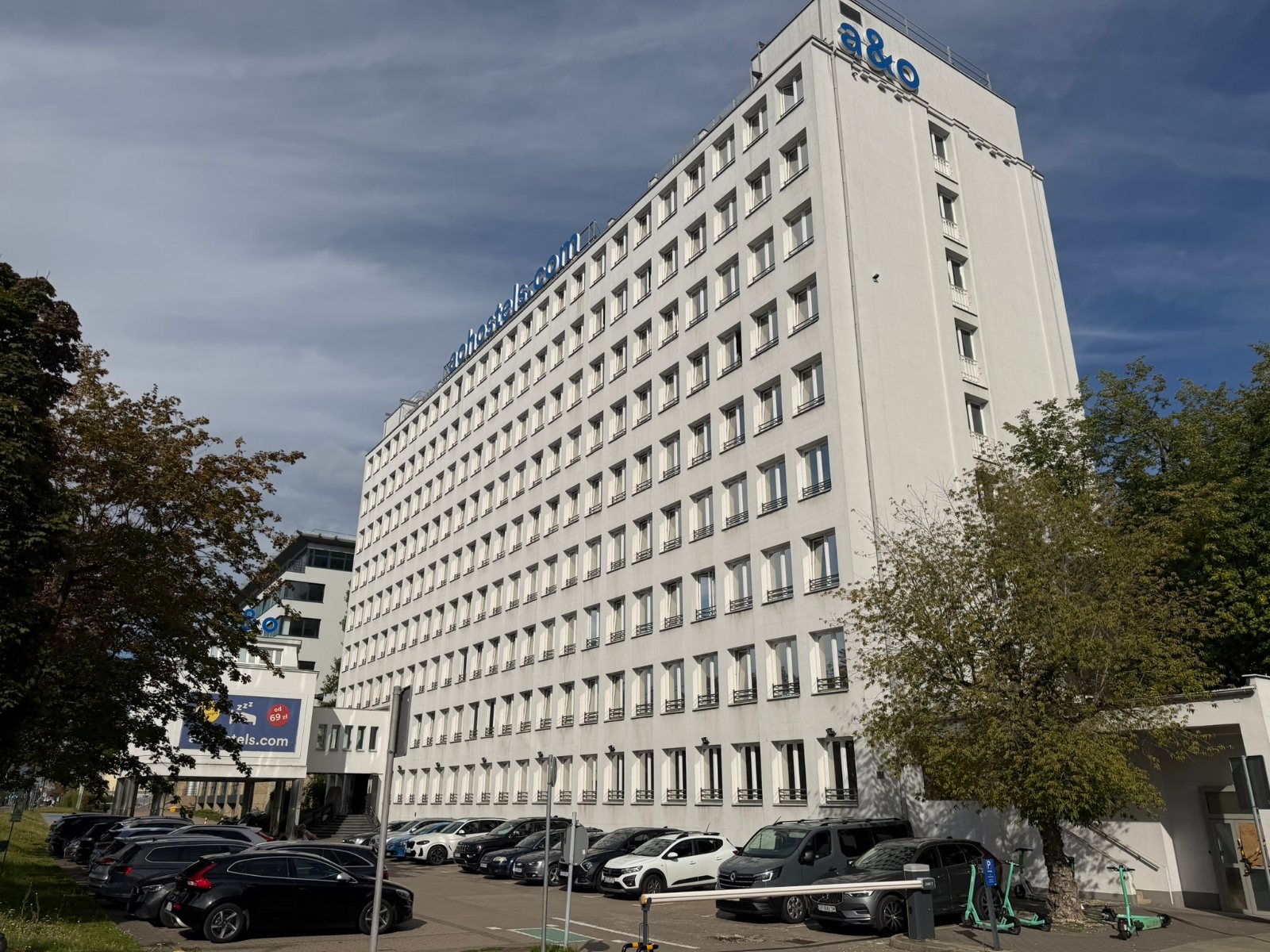 Dawny biurowiec Zakładów Radiowych im. Kasprzaka na Woli, dziś hostel a&o — zachowany rytm okien i wydłużona bryła