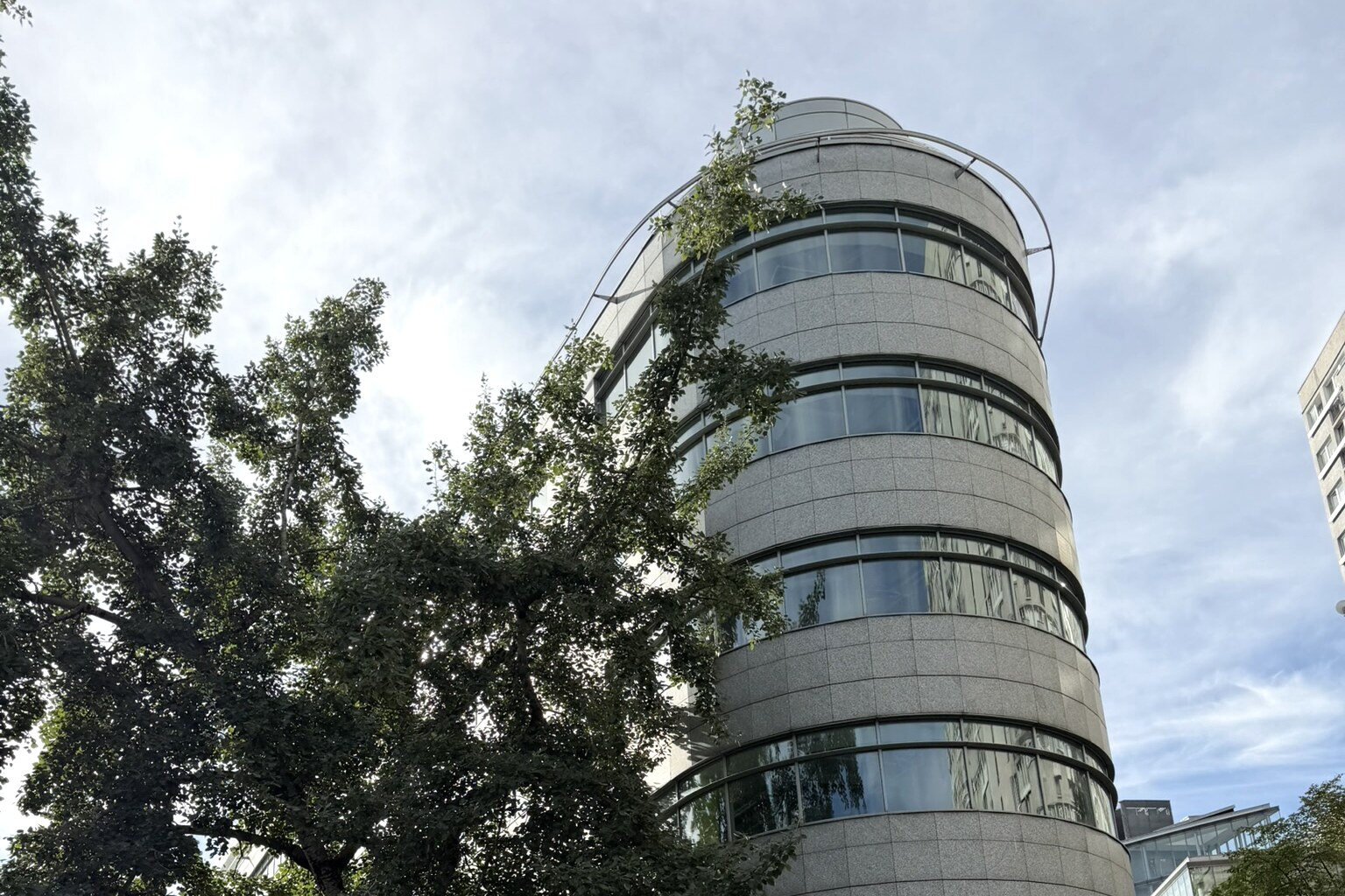Istniejący biurowiec Saski Point przy ul. Marszałkowskiej 111 w Warszawie przed planowaną rozbiórką